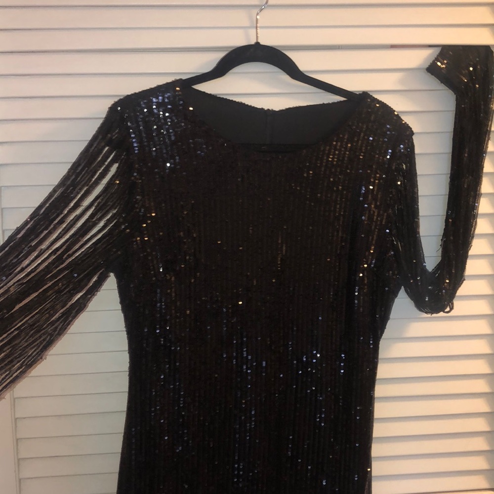 Dress w flowy, sequined button-detail cuff